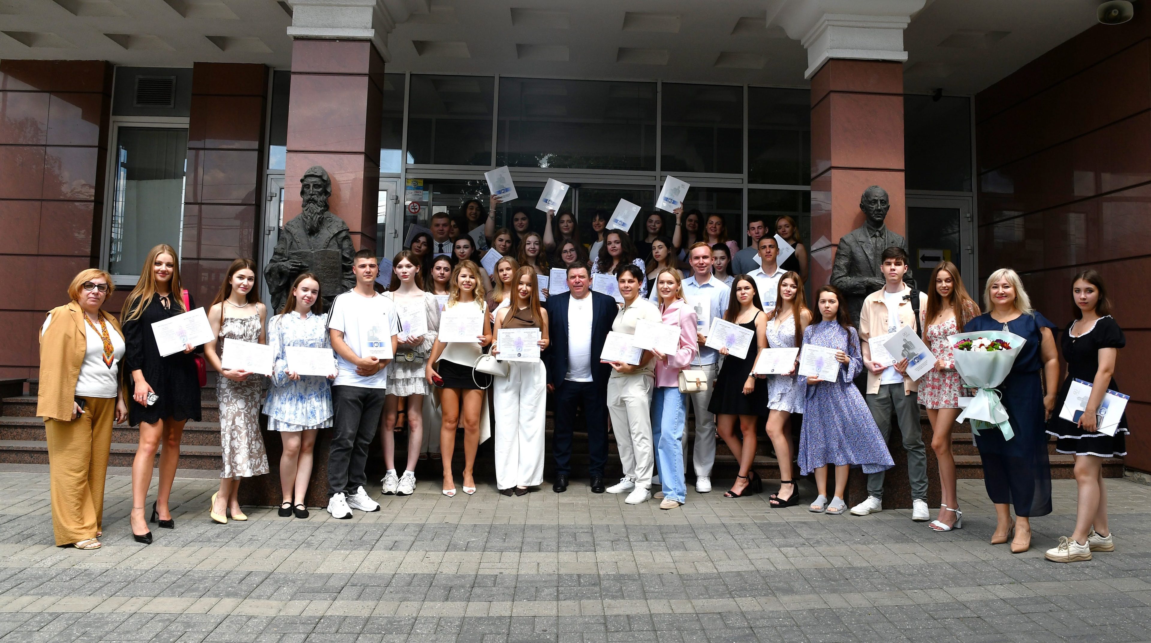 Урочисте вручення дипломів бакалаврам Навчально-наукового інституту економіки і права ХНЕУ ім. С. Кузнеця